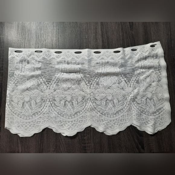 Vintage Pair of Floral Lace Valance Curtains - Picture 2 of 6